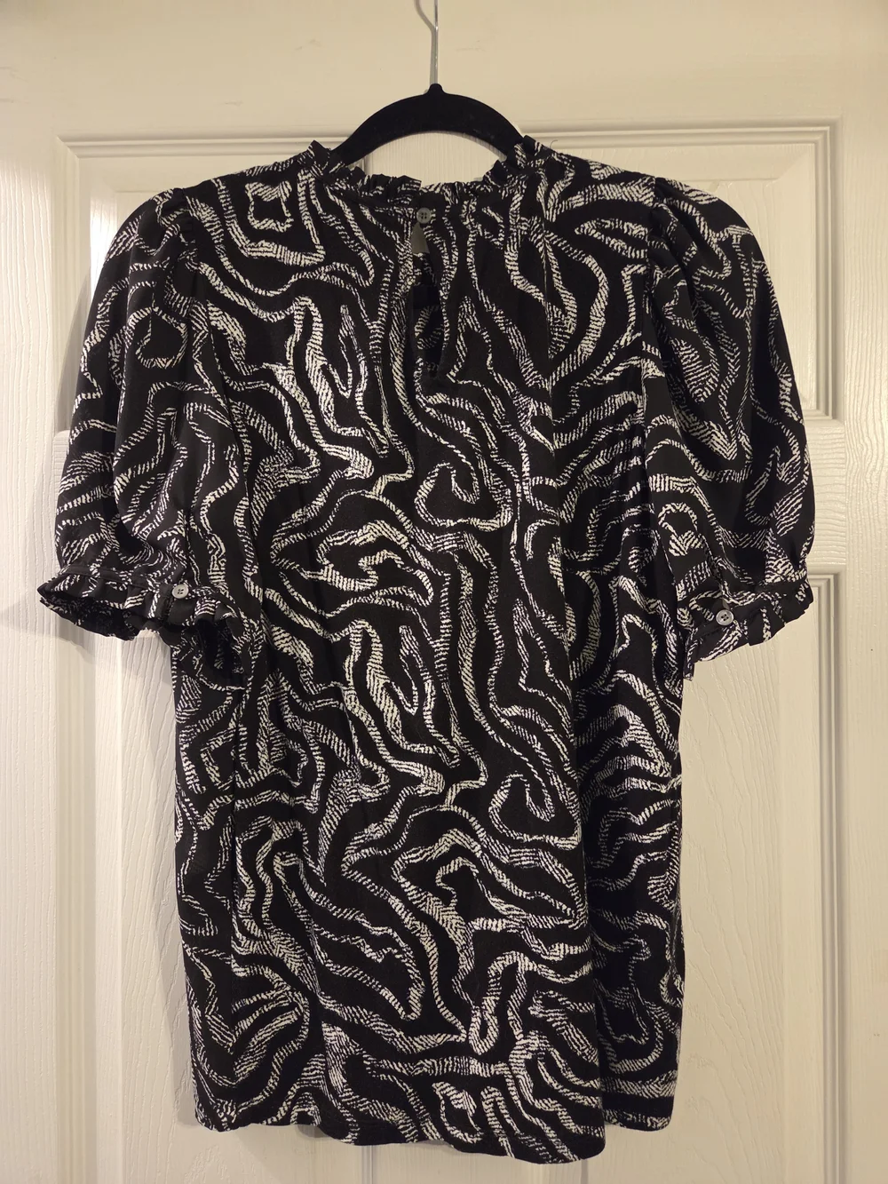 LOFT Black and White Abstract Print Short Puff Sleeve Blouse- Medium
